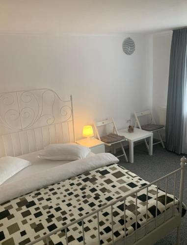 une chambre avec un lit, deux chaises et une table dans l'établissement Casa De Sub Munte, à Buşteni