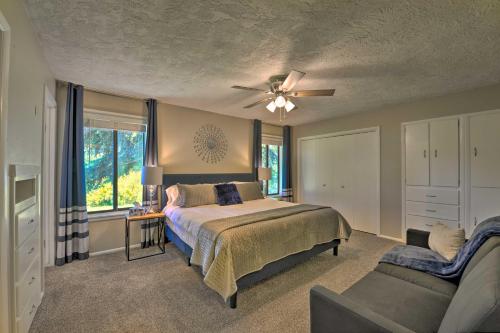 Sugar CityにあるQuiet Sugar City Home Less Than 80 Mi to Yellowstone!のベッドと天井扇風機のある寝室