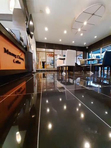 TV a/nebo společenská místnost v ubytování Maneerote Hotel