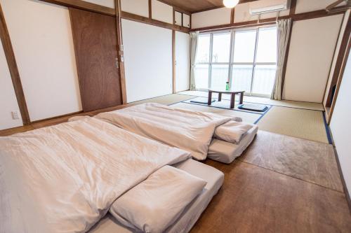 彼杵にあるSaitosyukubaのベッドとテーブルがある部屋