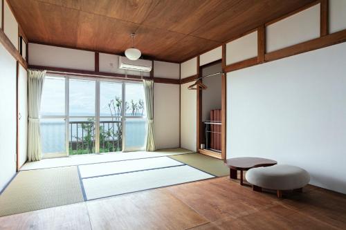 an empty living room with a large window at Saitosyukuba in Sonogi