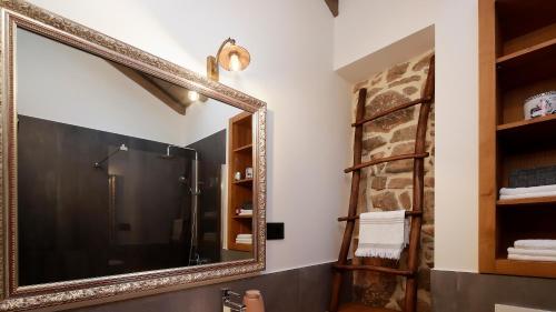 ein Badezimmer mit einem großen Spiegel und einer Dusche in der Unterkunft Villa HERA in Kornić