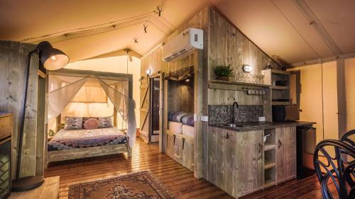 ポート・アーサーにあるNRMA Port Arthur Holiday Parkのテント内のベッド1台が備わるベッドルーム1室
