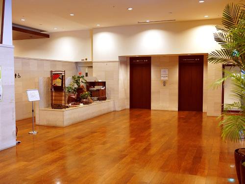 vestíbulo con suelo de madera y 2 puertas en Sutton Hotel Hakata City, en Fukuoka