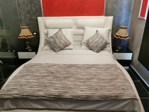 Un pat sau paturi într-o cameră la Chic Apartment 2