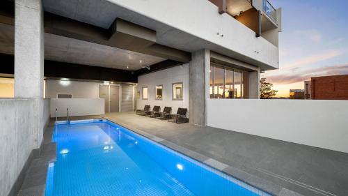 a swimming pool in the backyard of a house at Oaks Toowoomba Hotel in Toowoomba