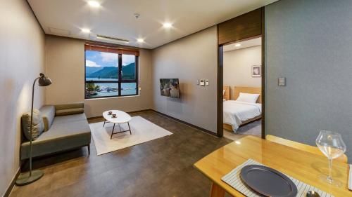 En eller flere senger på et rom på Interlaken Stay