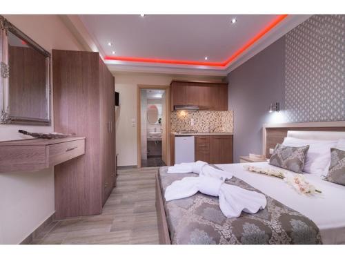 um quarto com uma cama grande e toalhas em House Diakos Toroni em Torone