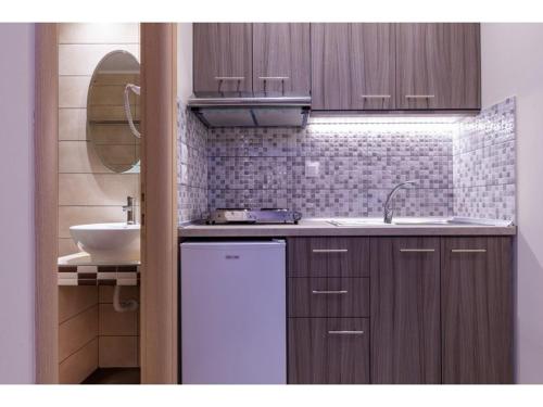 托羅尼的住宿－House Diakos Toroni，厨房配有水槽和白色洗碗机