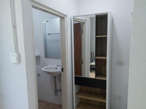 Bilik mandi di DD Garden Apartment 2