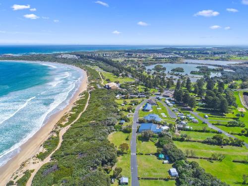 A bird's-eye view of Surfside Holiday Park Warrnambool