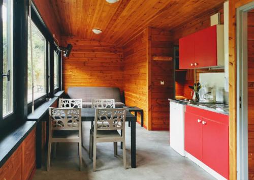 uma cozinha com mesa e cadeiras num quarto em Les Chalets by Le Marintan em Saint-Michel-de-Maurienne