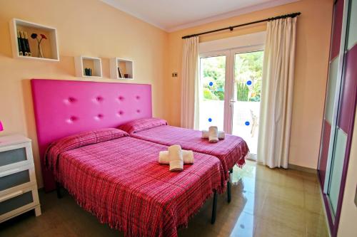 เตียงในห้องที่ Angels - spacious and characterful property in Moraira