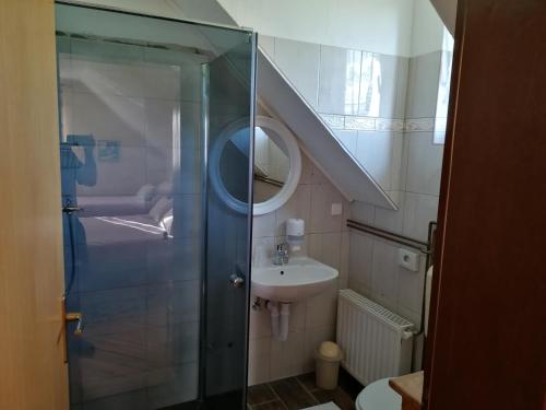 Bilik mandi di House Izvor