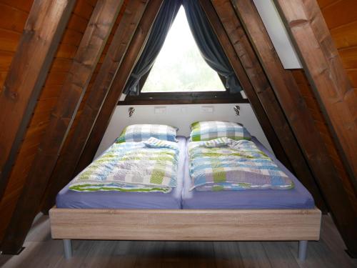 En eller flere senge i et værelse på Ferienhaus im Nordschwarzwald Haus Kira
