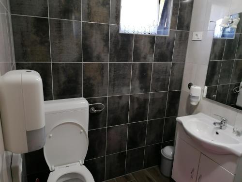 Bilik mandi di House Izvor