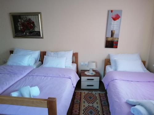 Katil atau katil-katil dalam bilik di House Izvor