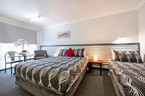 Cama o camas de una habitación en Shearing Shed Motor Inn