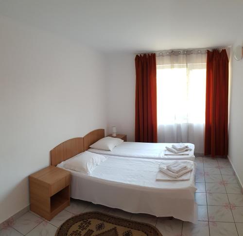 a bedroom with a bed and a window at Hotel Camelia in Jupiter