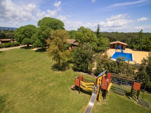 uma vista aérea de um parque com um parque infantil em Mas ca l'estrada em Riudarenes