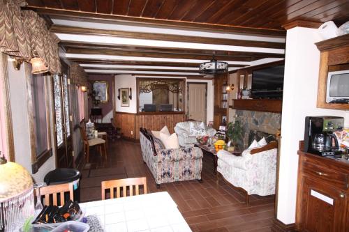 Gallery image of Arrowhead Lake Inn in Lake Arrowhead