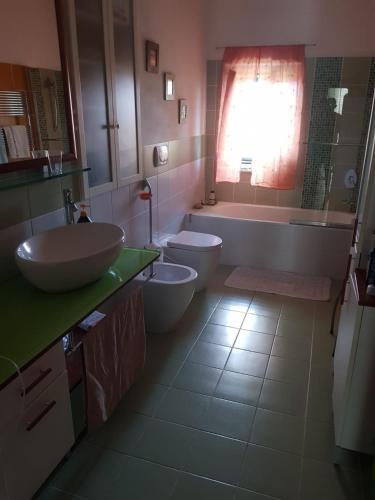 ein Badezimmer mit 2 WCs, einem Waschbecken und einer Badewanne in der Unterkunft La tenuta di panfilo in Paglieta