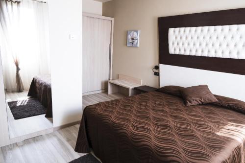 a bedroom with a large bed in a room at Agriturismo il Cascinale in Treviso