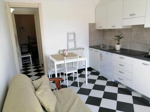 - une cuisine avec un canapé et une table dans une chambre dans l'établissement Affittacamere Mariella, à Levanto