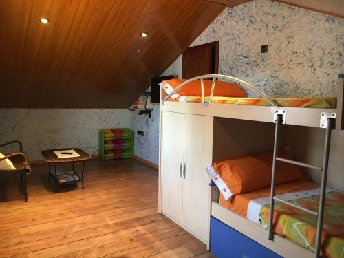 Cette chambre comprend 2 lits superposés et une table. dans l'établissement Casa da Torre, O Rosal, à Rosal