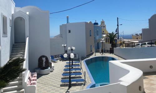 Ein Blick auf den Pool von der Unterkunft Hotel Hellas oder aus der Nähe