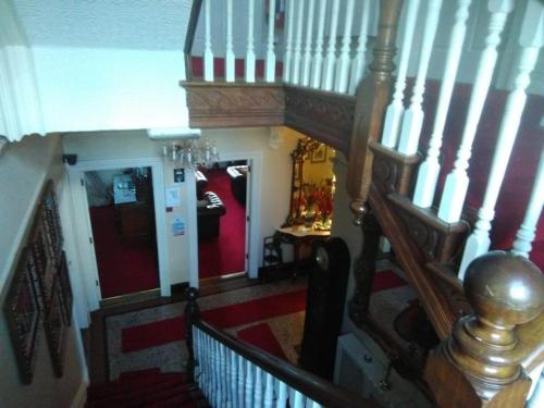 einen Blick über eine Treppe in einem Haus in der Unterkunft Innisfree House in Dundalk