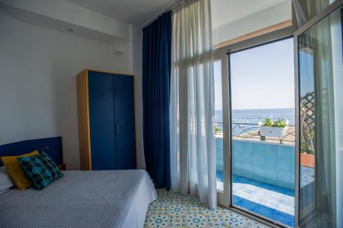 um quarto com uma cama e vista para o oceano em Residence Panoramic em Maiori