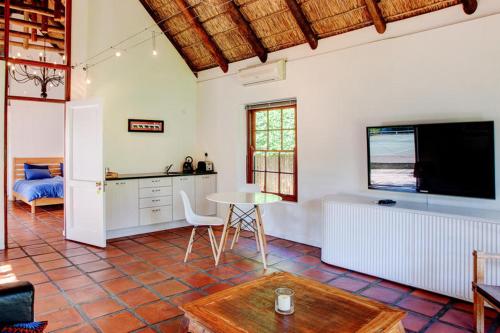 Albourne Guesthouseにあるテレビまたはエンターテインメントセンター