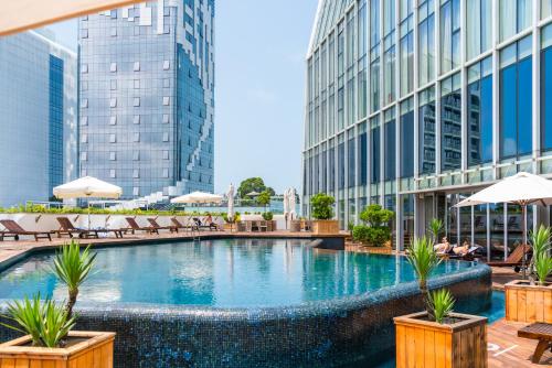 una piscina nel centro di una città con edifici alti di Radisson Blu Hotel Batumi a Batumi