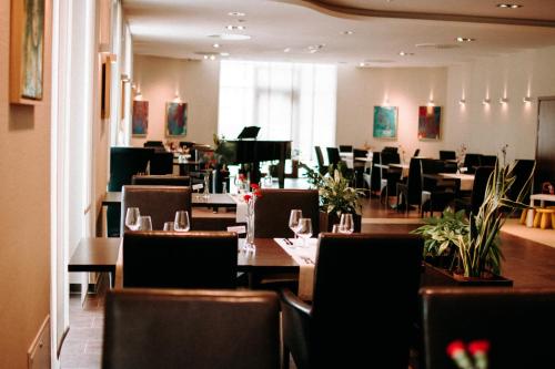 a restaurant with tables and chairs and a dining room at Ruben Hotel Zielona Góra in Zielona Góra