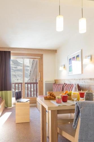 un salon avec un canapé et une table dans l'établissement Résidence Les Gémeaux - Belle Plagne, à La Plagne