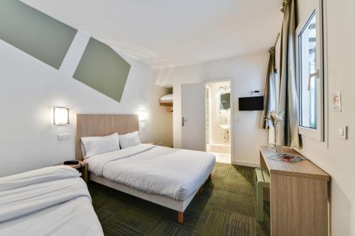 Кровать или кровати в номере Louisa Hotel Paris