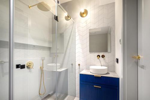 a bathroom with two sinks and a shower at Apartament DEO PLAZA in Gdańsk