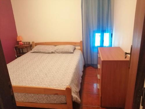 - une petite chambre avec un lit et une fenêtre dans l'établissement Casa Vilar, à Gerês