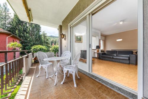 a balcony with a table and chairs and a couch at Casa da Suite Duchessa in Stresa
