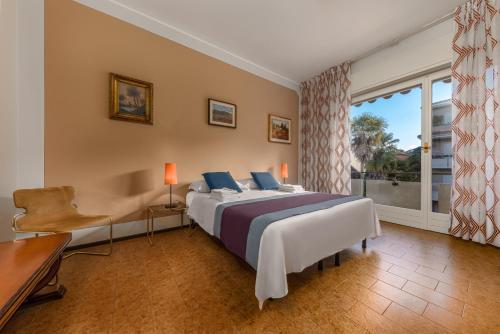a bedroom with a bed and a desk and a window at Casa da Suite Duchessa in Stresa