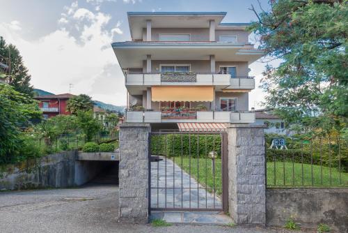 a building with a gate in front of it at Casa da Suite Duchessa in Stresa