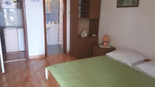 Ένα ή περισσότερα κρεβάτια σε δωμάτιο στο Apartmani Slavka