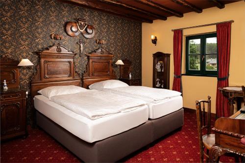 Un dormitorio con dos camas individuales en una habitación. en Boutique Hotel Pri Mlyne Lozorno, en Lozorno