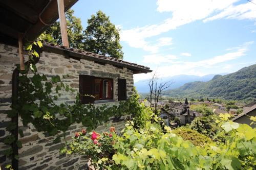 a stone house with a view at Casa Ilvea in Cavigliano