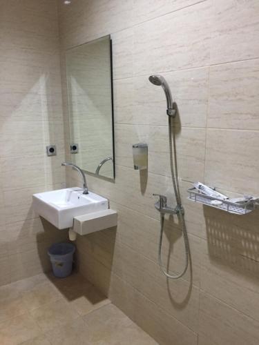 a bathroom with a sink and a shower at Padadita Beach Hotel in Waingapu