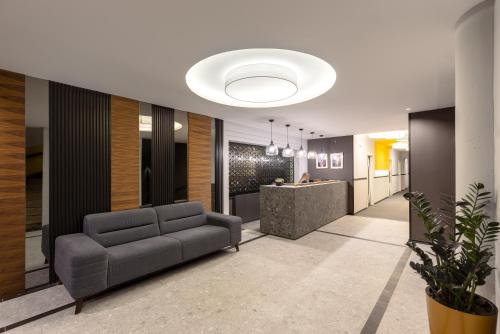 eine Lobby mit einem Sofa und einer Rezeption in der Unterkunft Hotel Bohemian Garni - Skadarlija in Belgrad