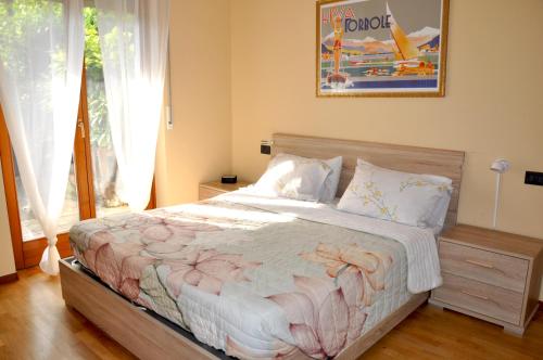 sypialnia z łóżkiem i oknem w obiekcie Olive Garden w mieście Riva del Garda