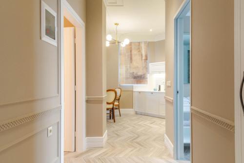 Ett badrum på Ormos Luxury Suites Ammos