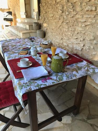 - une table avec de la nourriture et des boissons dans l'établissement Chambre d'hôtes Lasserre, à Saint-Amand-de-Coly